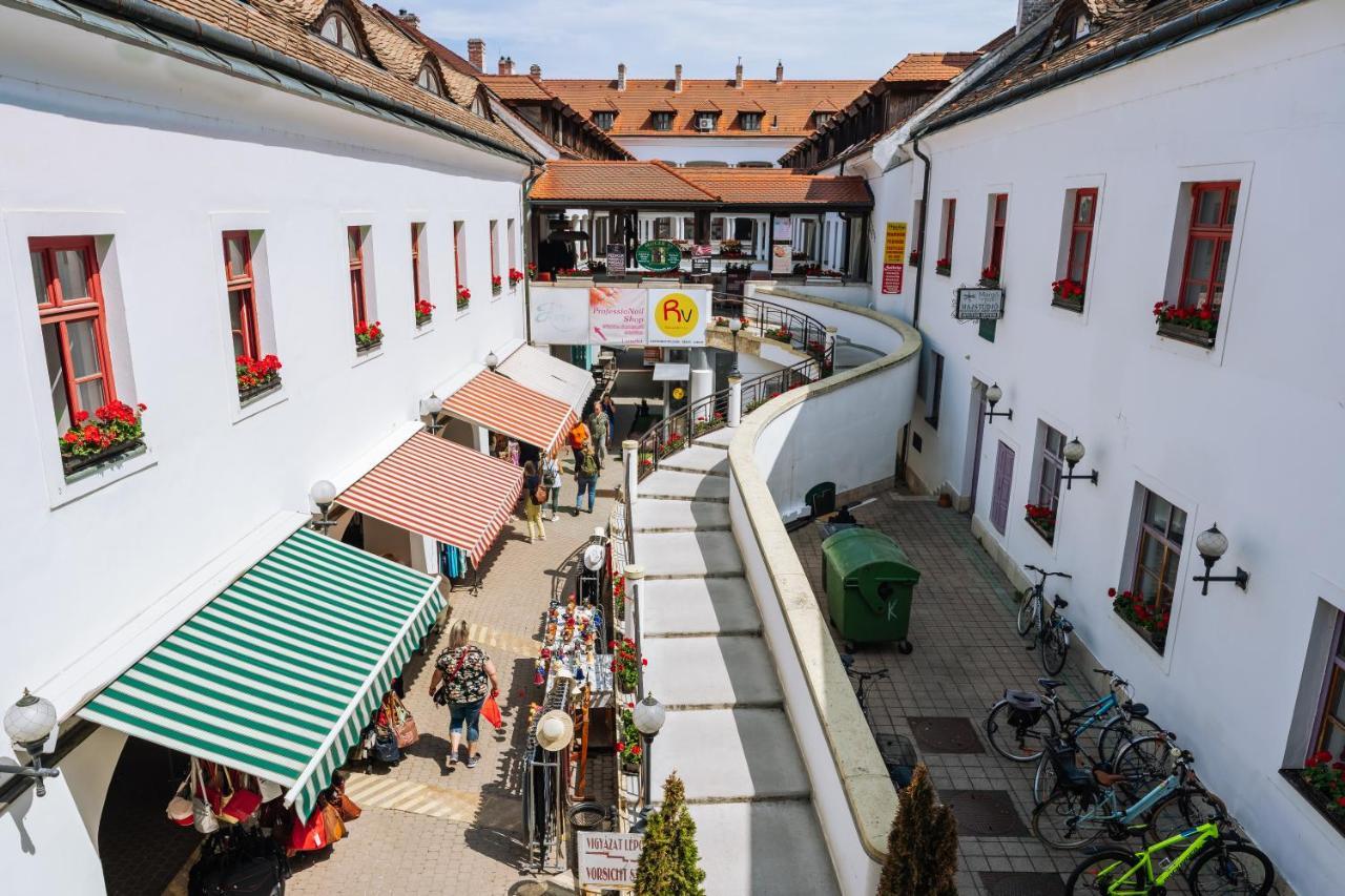 Weissmann Residence Sopron Bagian luar foto